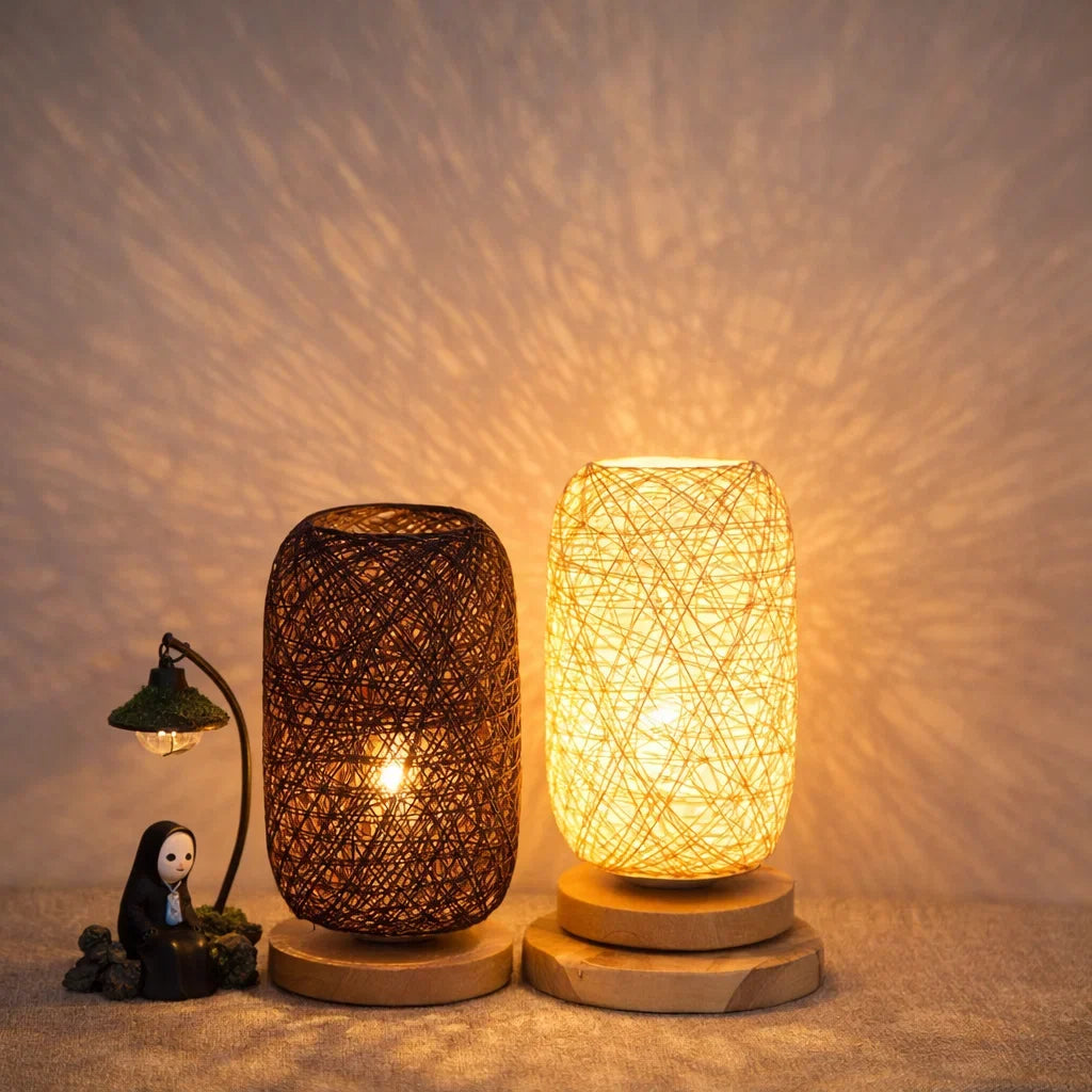 Bordlampe i Rattan og Træ – Industrielt Japandi-Design