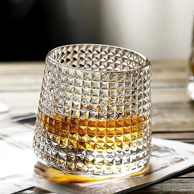 Whiskyglas – Transparent glas med geometrisk relief og roterende bund til whisky eller bourbon