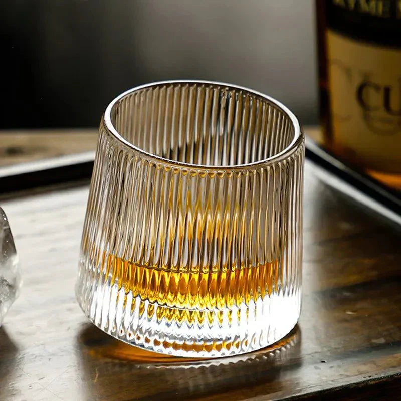 Whiskyglas – Transparent glas med geometrisk relief og roterende bund til whisky eller bourbon