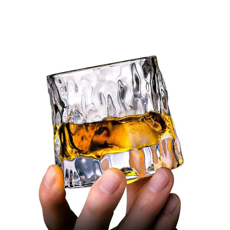 Whiskyglas – Transparent glas med geometrisk relief og roterende bund til whisky eller bourbon